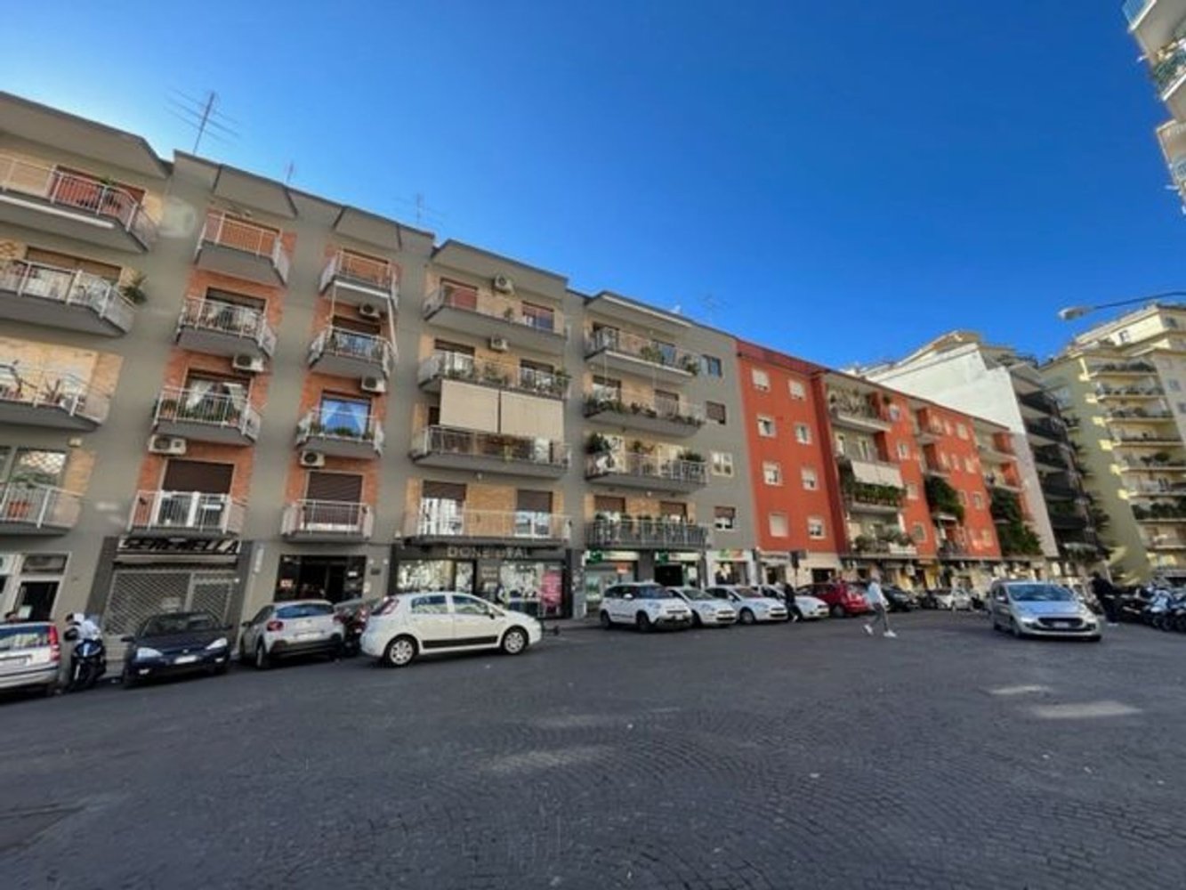 400m² Commercial property in Naples, Italy No. 74250