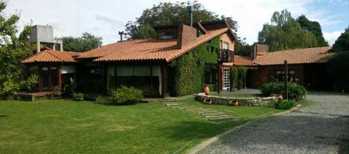 4 bedrooms House in Mar del Plata, Argentina No. 65070