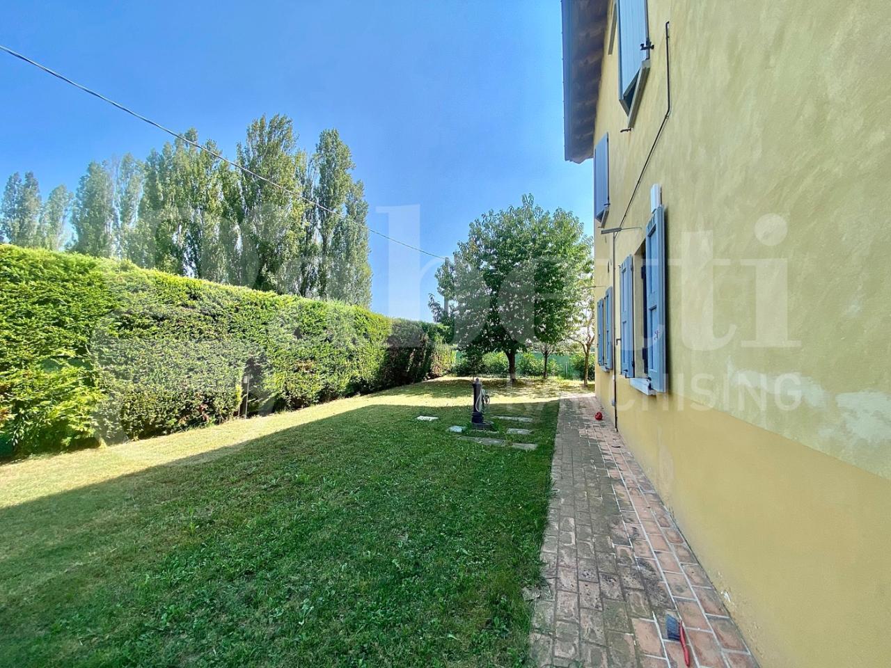 3غرفة شقة في Castelfranco Emilia, Italy رقم 77395