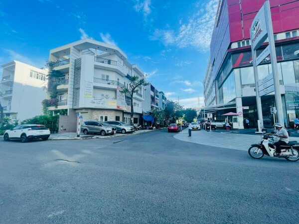 133m² Townhouse in District 7, Vietnam No. 7712