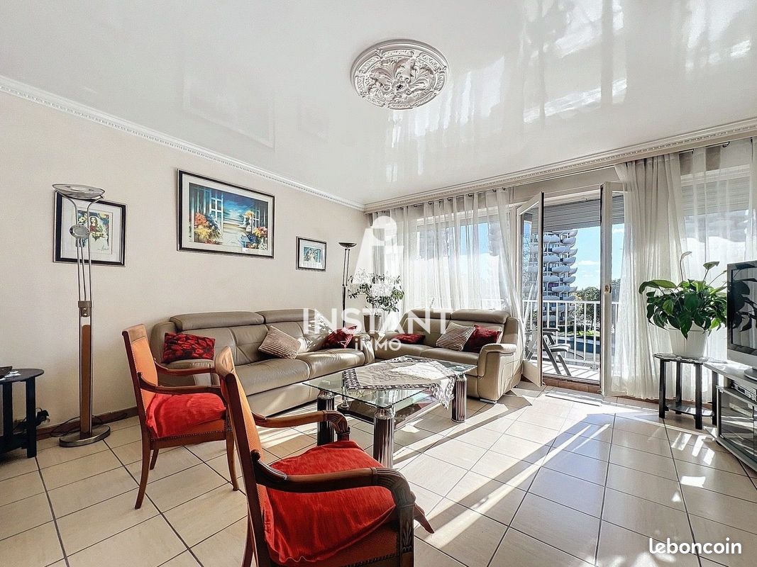 4 bedrooms Apartment in Creteil, France No. 142753