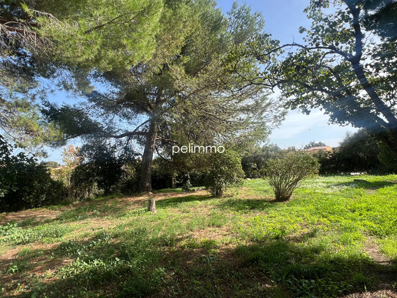 Terreno en Salon-de-Provence, France No. 119190