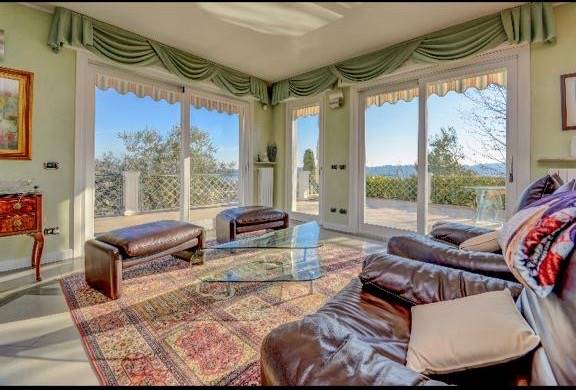 4 bedrooms Villa in Salò, Italy No. 118639