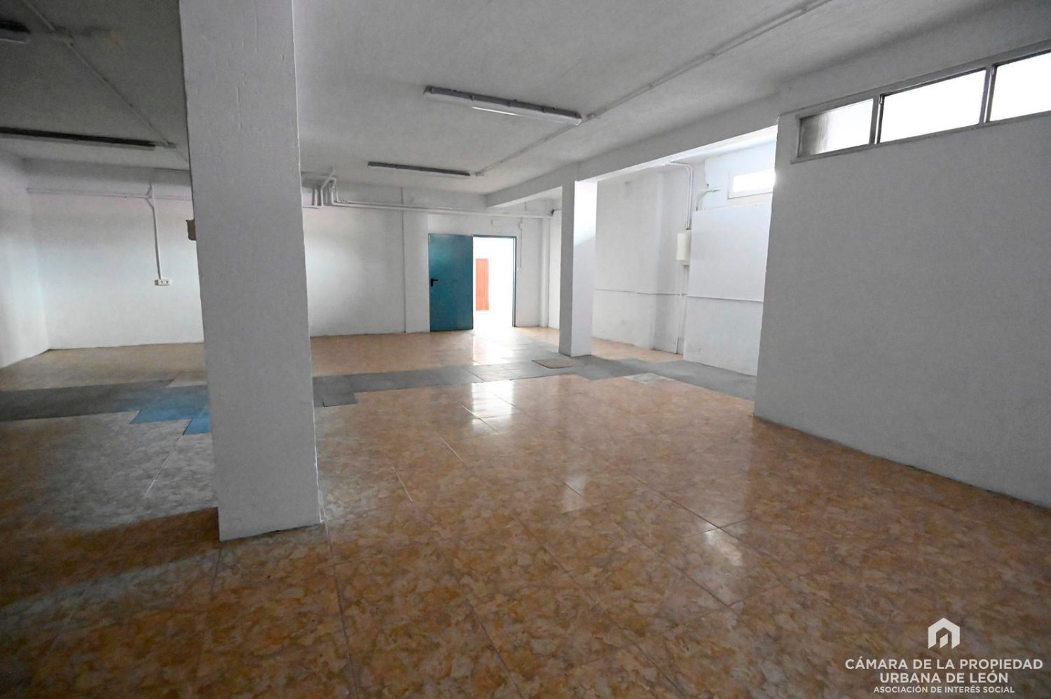 311m² Commercial property in Leon, Spain No. 213932