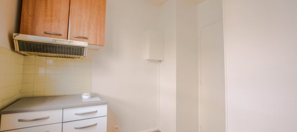 1 bedroom Apartment in Courbevoie, France No. 167411 3
