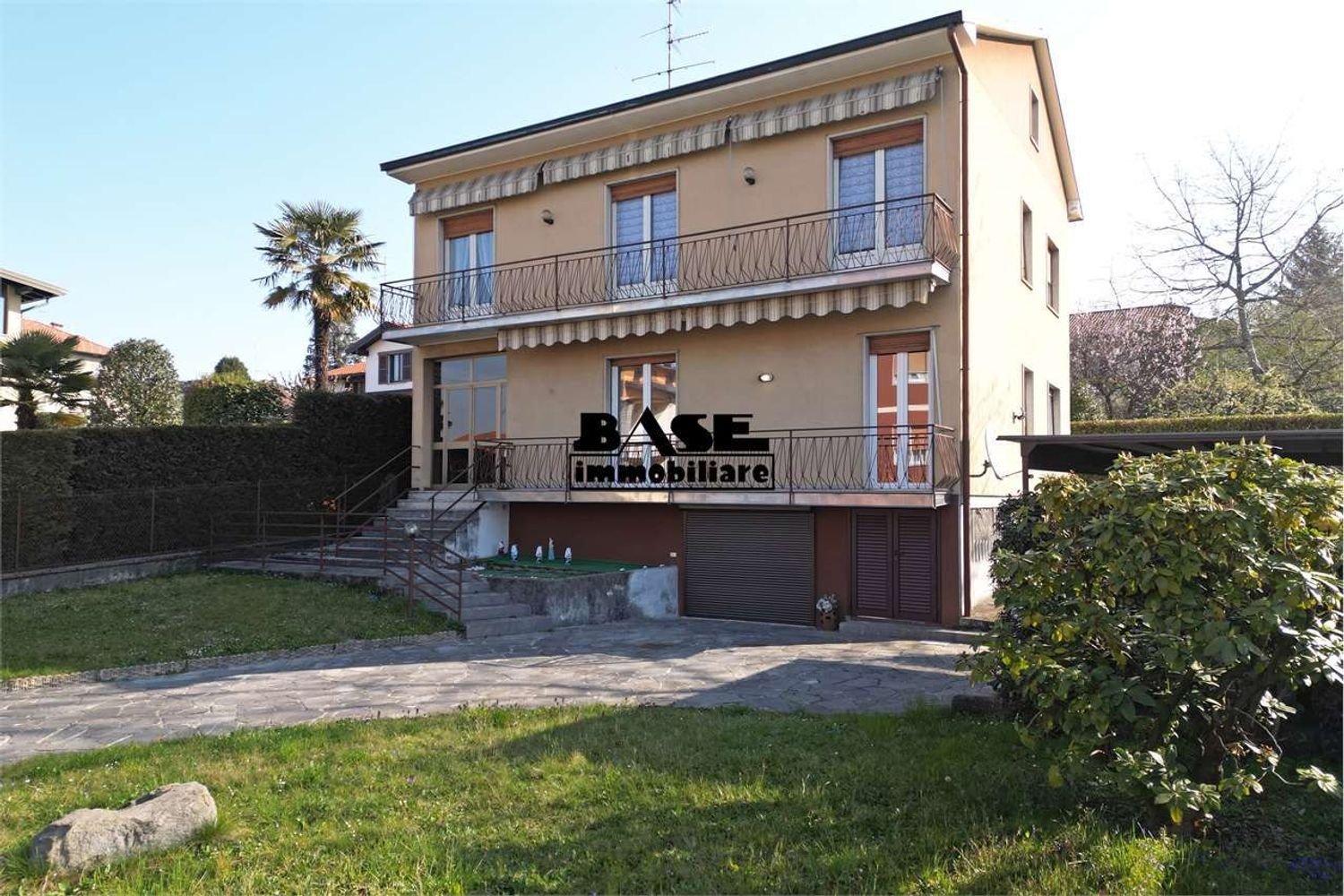8 rooms Villa in Vertemate con Minoprio, Italy No. 3012