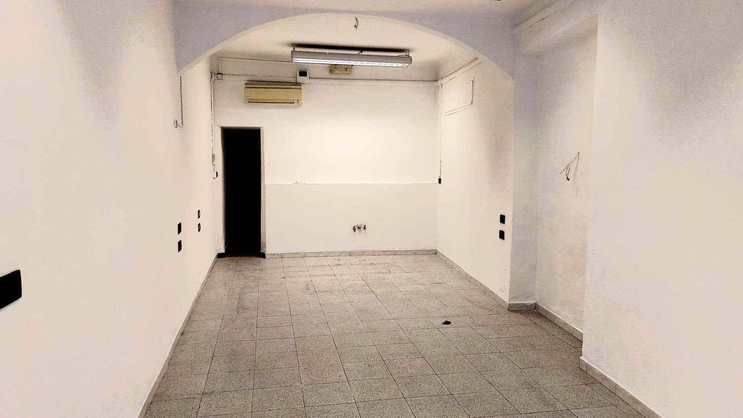 42m² Commercial property in Genoa, Italy No. 385002