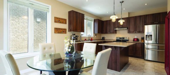 6 bedrooms House in Brampton, Canada No. 351 11