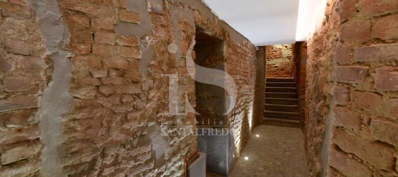 Здание с 16 спальнями в Монца, Италия № 70733 28