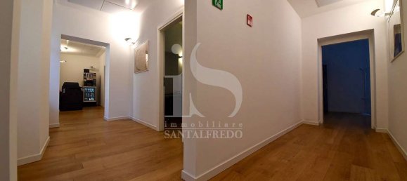 Здание с 16 спальнями в Монца, Италия № 70733 16