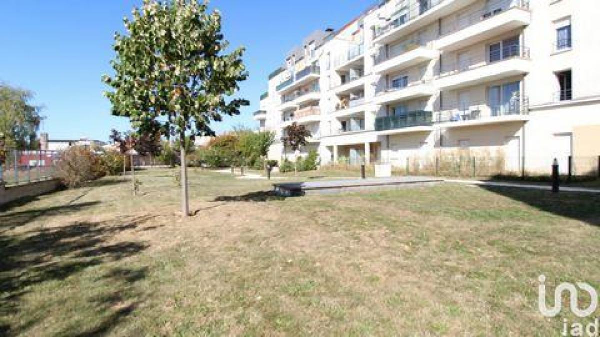 2 bedrooms Condo in Trappes, France No. 8745