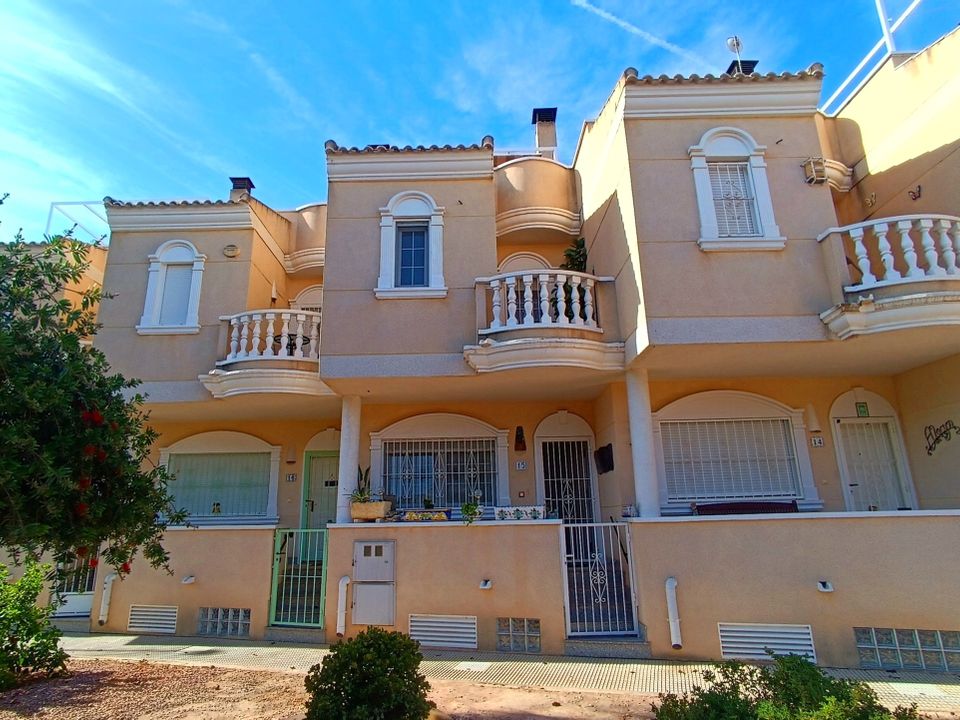 Adosado de 3 dormitorios en Almoradí, Spain No. 228448
