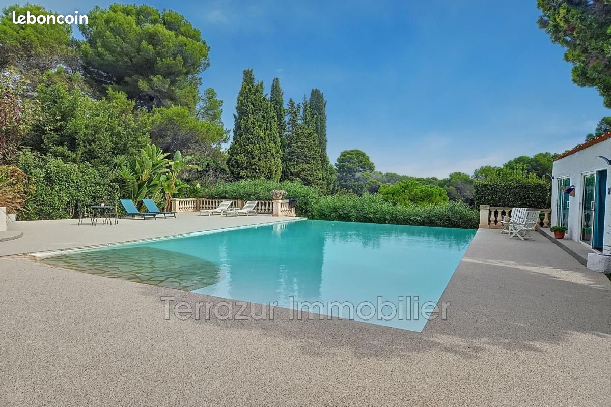 4 bedrooms Villa in Antibes, France No. 342424