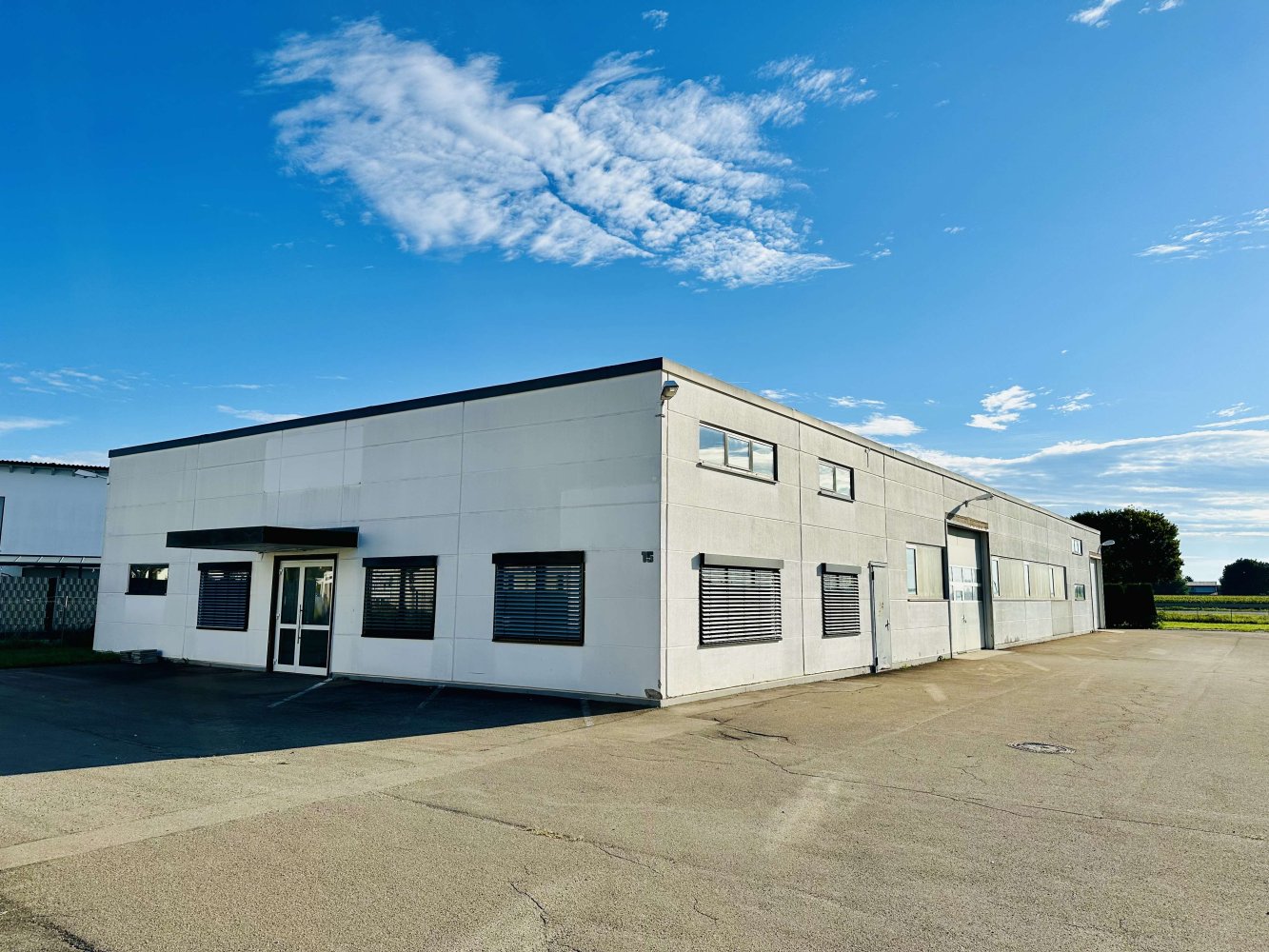 Almacén en Neu-Ulm, Germany 988 m² No. 313379