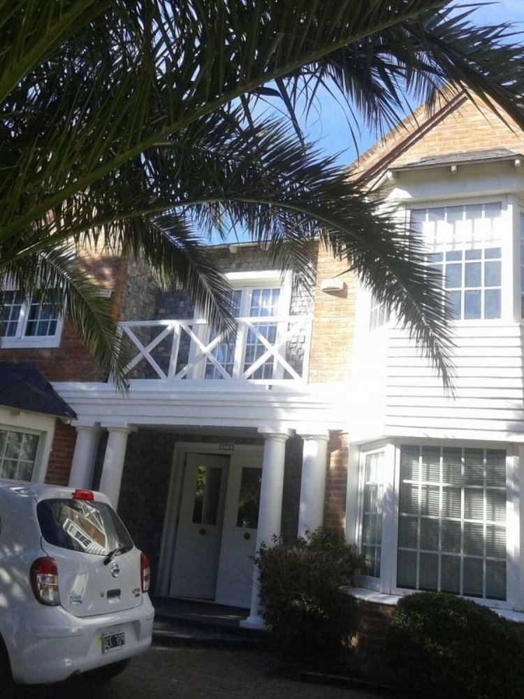 4 bedrooms House in Mar del Plata, Argentina No. 73300