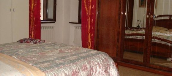 Дом с 6 комнатами в Лоро Пичено, Италия № 164601 8