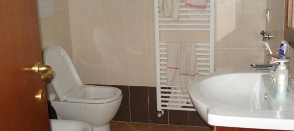 Дом с 6 комнатами в Лоро Пичено, Италия № 164601 9