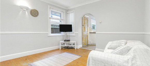 2 bedrooms House in Egham, United Kingdom No. 8639 13