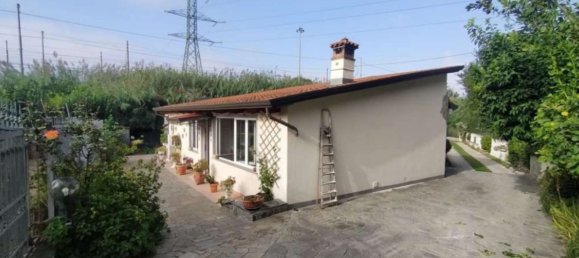 5 rooms Apartment in Massa, Italy No. 45725 2