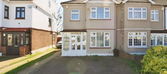 3 bedrooms House in Romford, United Kingdom No. 12451 32