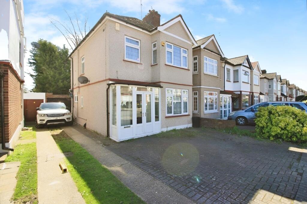 3 bedrooms House in Romford, United Kingdom No. 12451