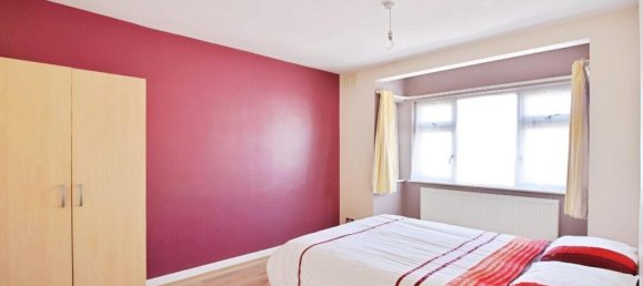 3 bedrooms House in Romford, United Kingdom No. 12451 10