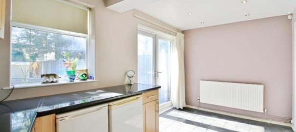 3 bedrooms House in Romford, United Kingdom No. 12451 5