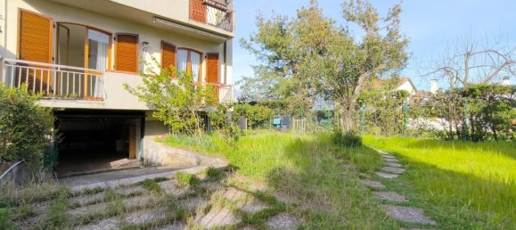 4-salle Appartement à Carrara, Italy No. 71179 2