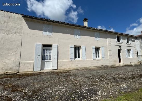 Casa de 3 dormitorios en Charente-Maritime, France No. 319856