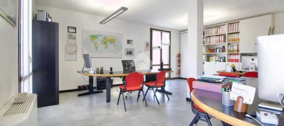 73m² Office in Reggio Emilia, Italy No. 371698 11