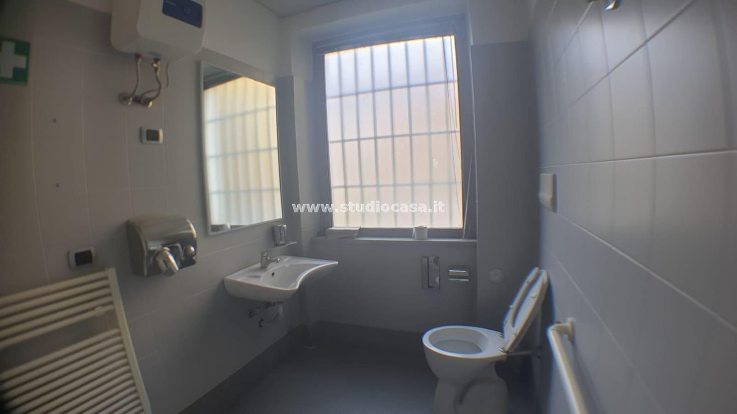 Коммерческая недвижимость 100м² в Баскапе, Италия № 150135