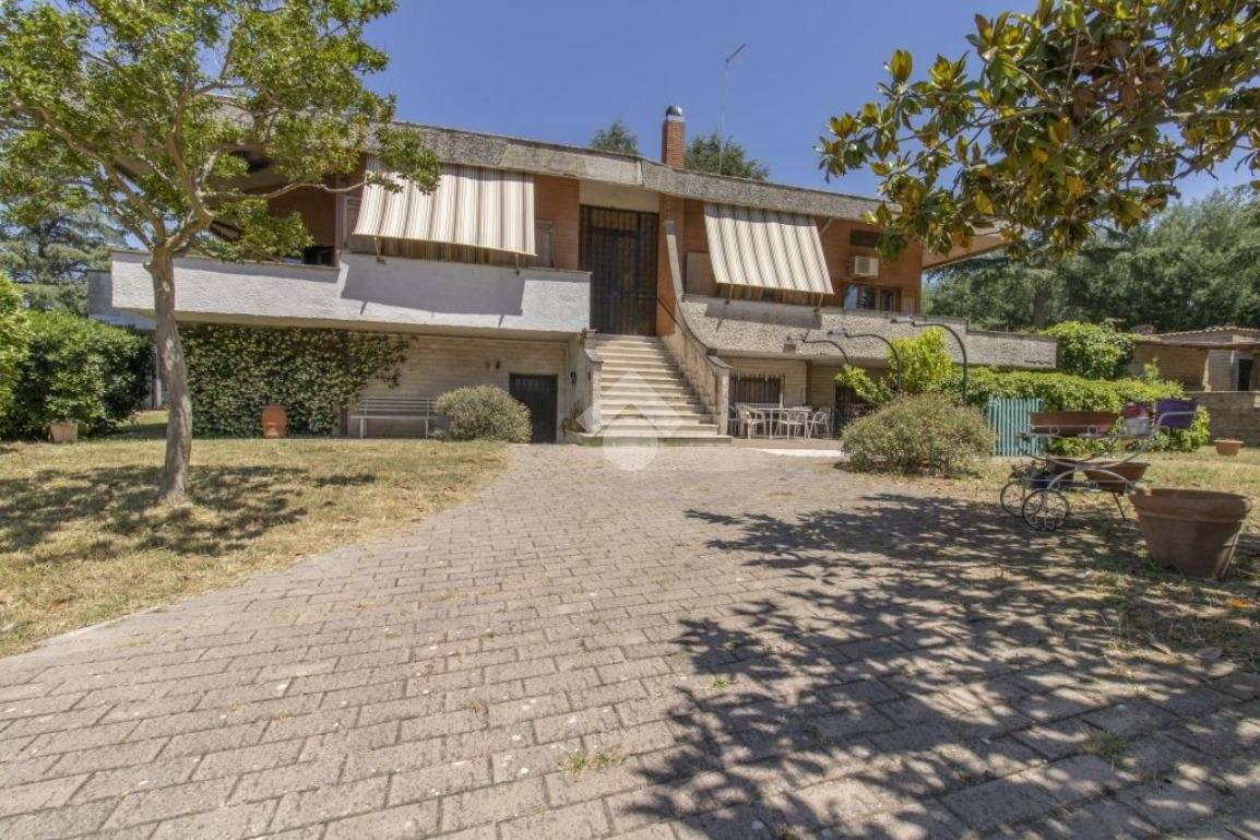 5 bedrooms Villa in Castelnuovo di Porto, Italy No. 10613