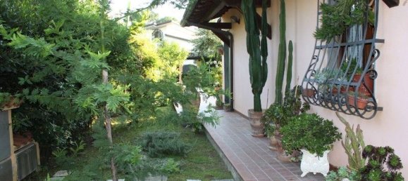5 rooms Villa in Montignoso, Italy No. 49601 4