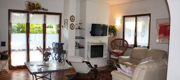 5 rooms Villa in Montignoso, Italy No. 49601 8