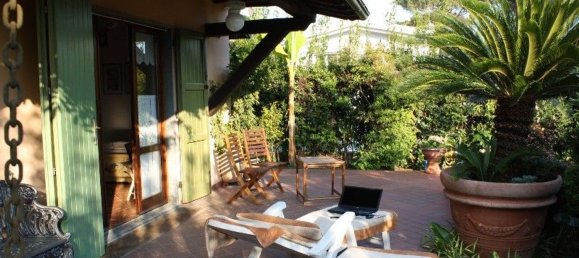 5 rooms Villa in Montignoso, Italy No. 49601 3