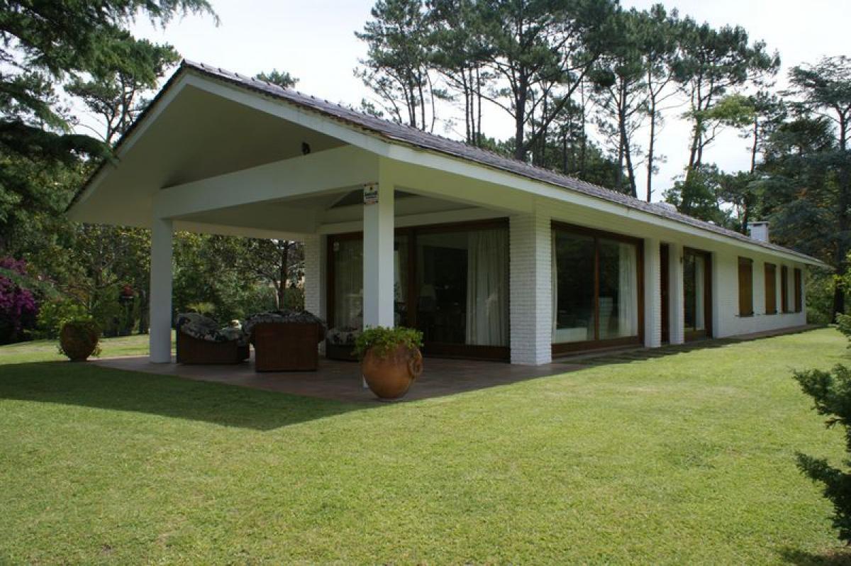 3 bedrooms House in Maldonado, Uruguay No. 2620