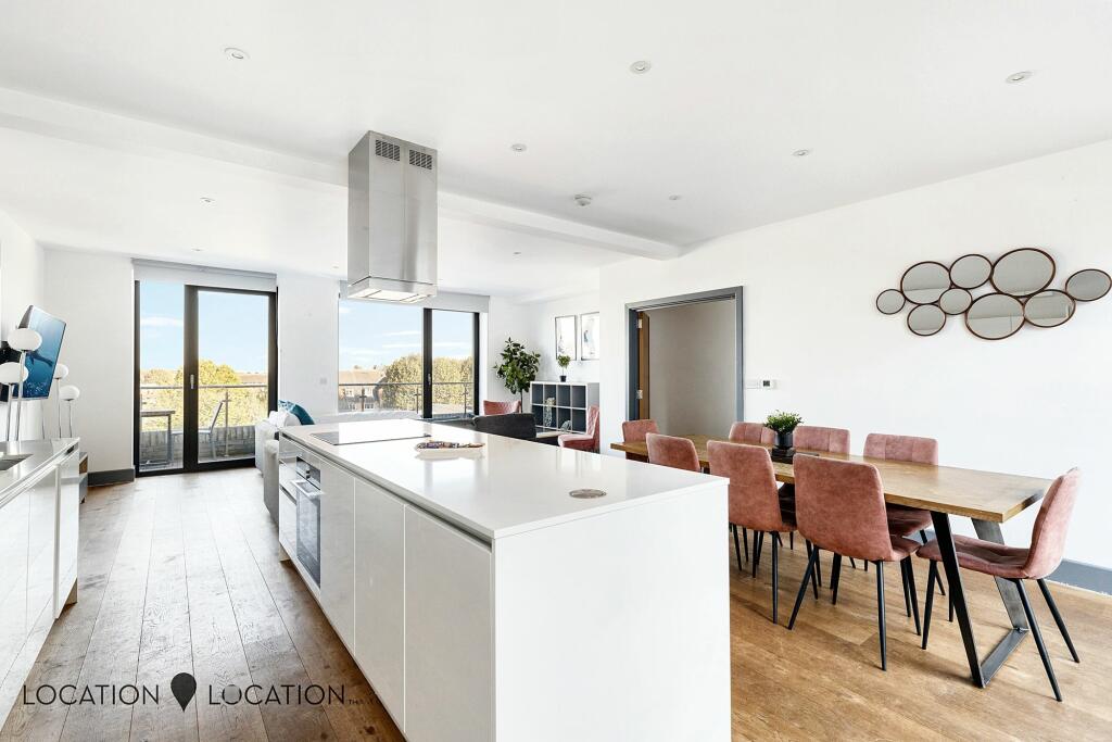 3 bedrooms Apartment in London, United Kingdom No. 4562