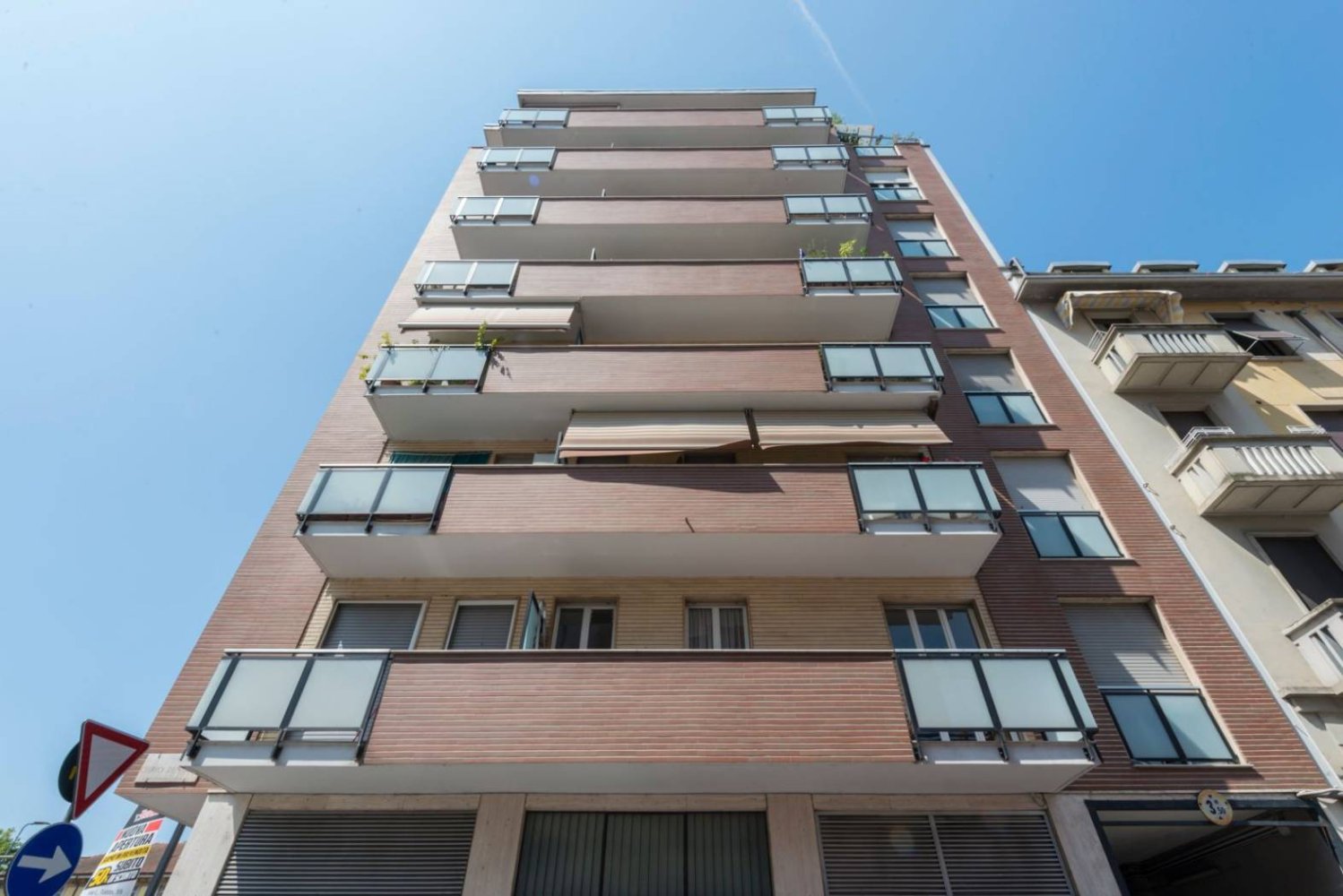 2 rooms Commercial property in Milan, Italy No. 260090