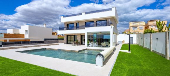 234m² villa à vendre à Torrevieja, Alicante, Valencian Community, Spain № 369543 3