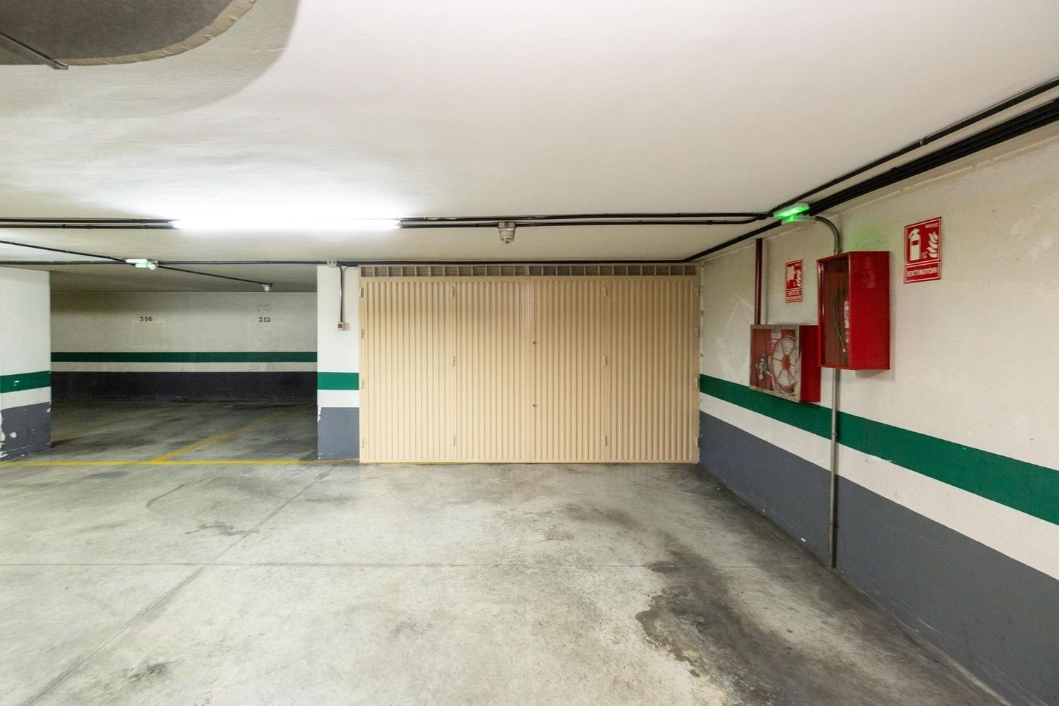  مرآب في Granada, Spain 38متر مربع رقم 199785