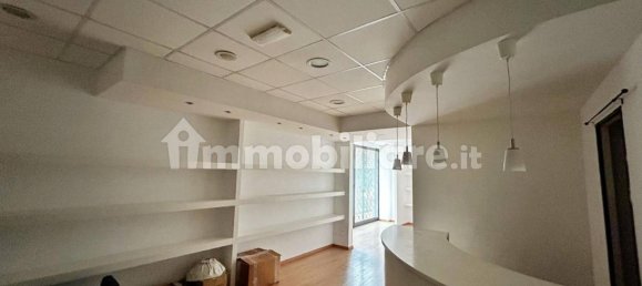 2 rooms Commercial property in Rome, Italy No. 217928 2
