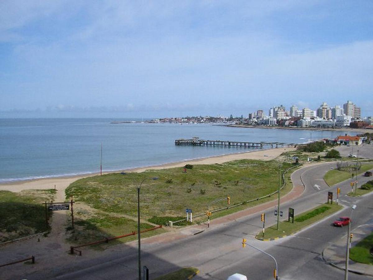 Apartamento de 2 dormitorios en Maldonado, Uruguay No. 8141