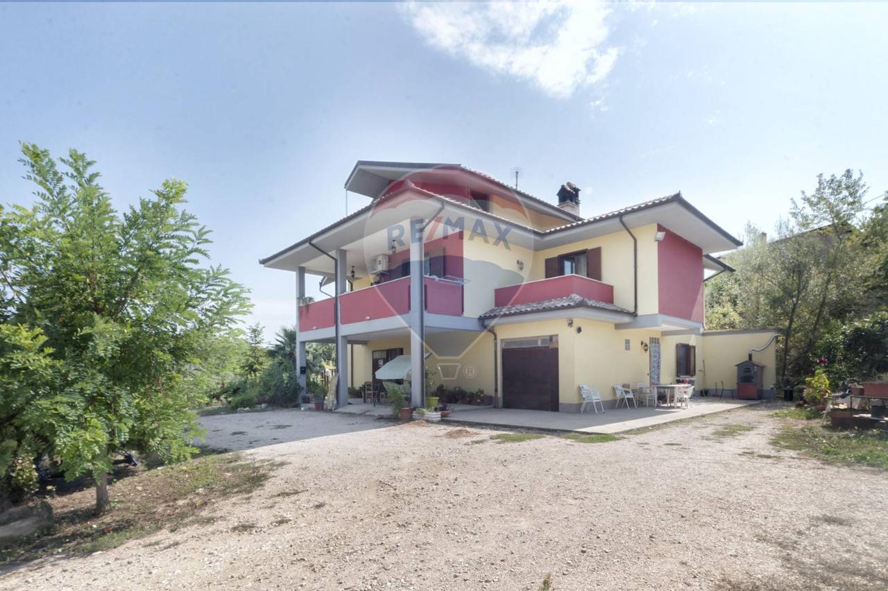 Дом с 4 комнатами в Лорето Апрутино, Италия № 177622