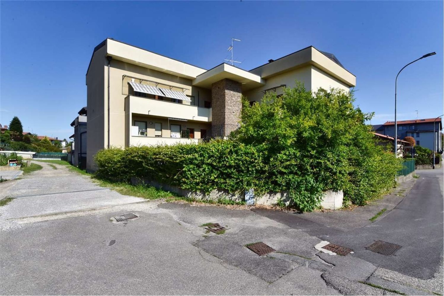 3-salle Duplex à Como, Italy No. 313819