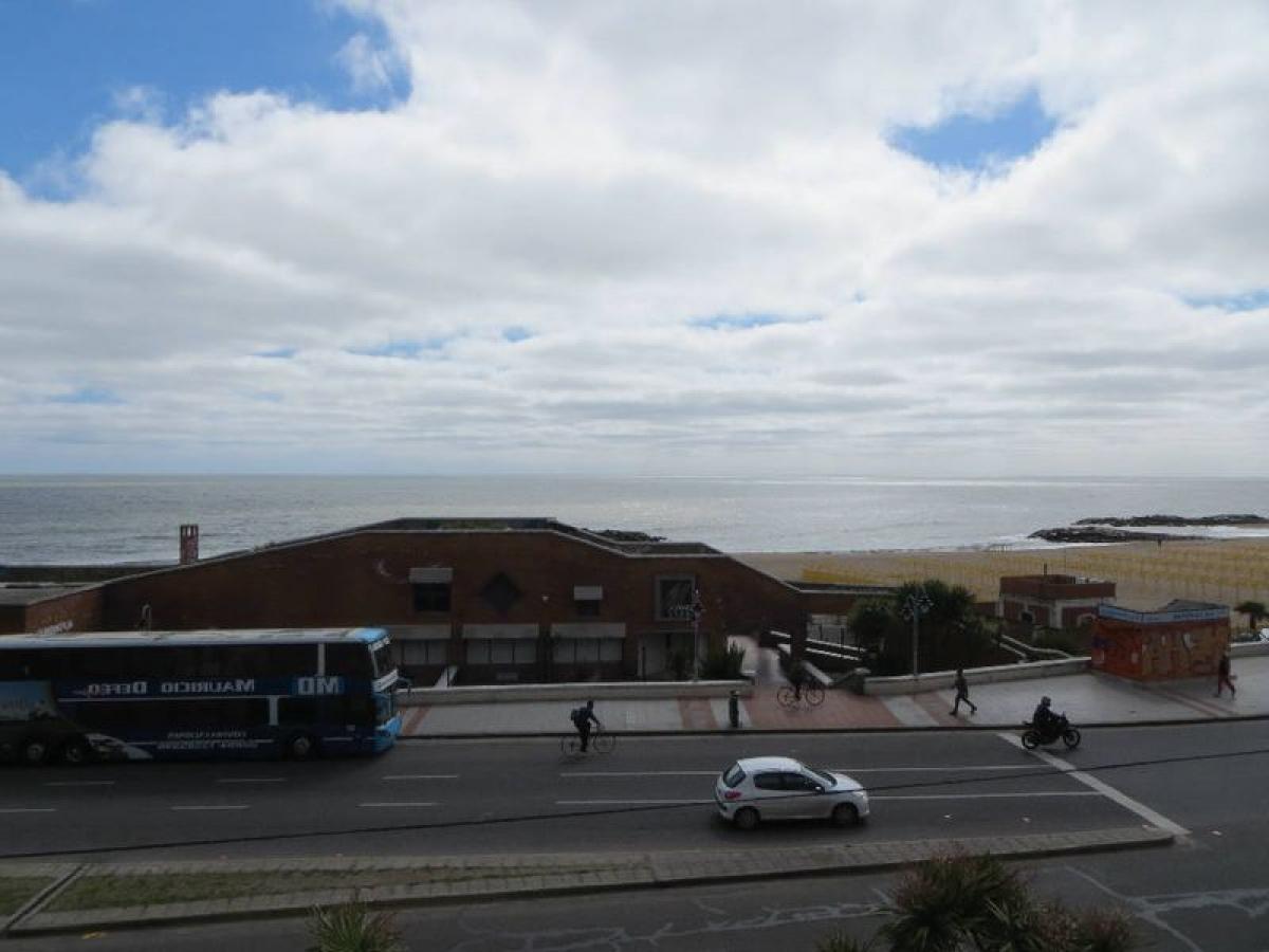 Apartamento de 2 dormitorios en Mar del Plata, Argentina No. 72368