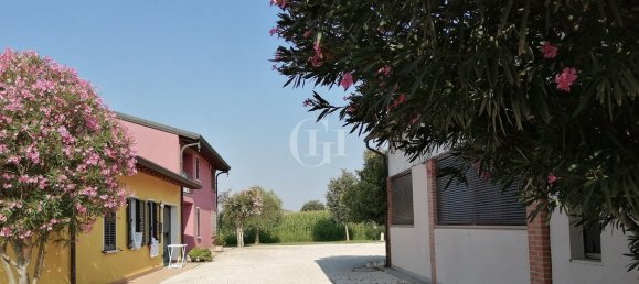 Villa de 19 dormitorios en Volta Mantovana, Italy No. 84459 4