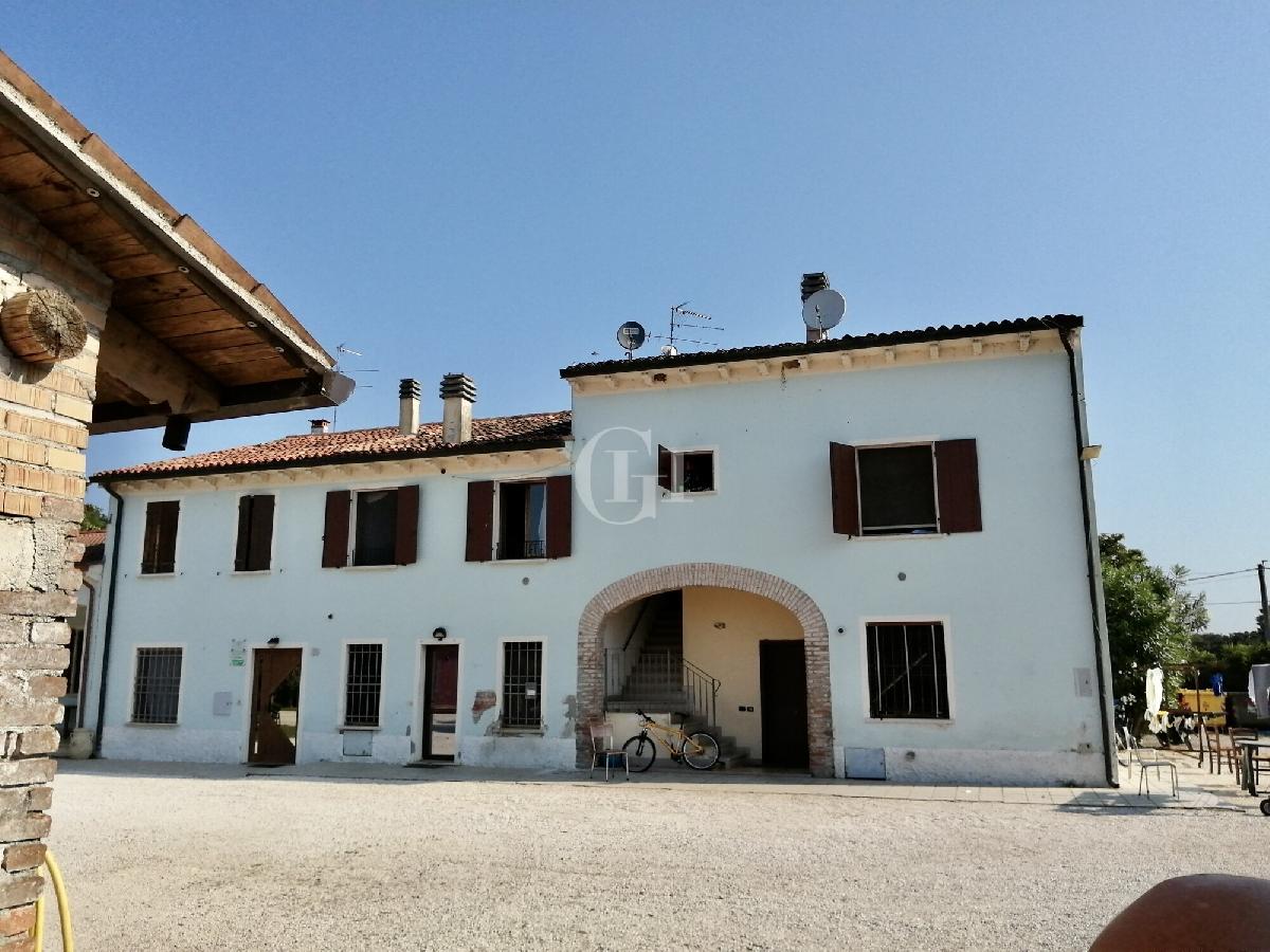 Villa de 19 dormitorios en Volta Mantovana, Italy No. 84459