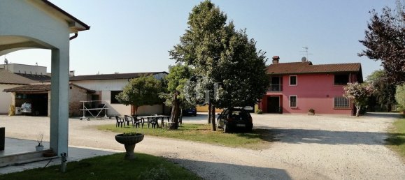 Villa de 19 dormitorios en Volta Mantovana, Italy No. 84459 13