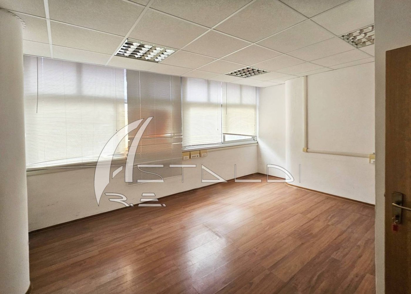 5 rooms Office in Rome, Italy No. 328351
