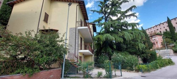4 bedrooms Apartment in Nocera Umbra, Italy No. 215753 2